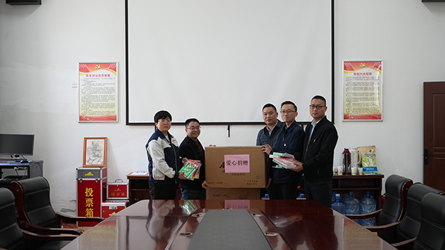 yd2333云顶电子游戏科技党支部及其他党员们为福利院儿童进行爱心捐赠